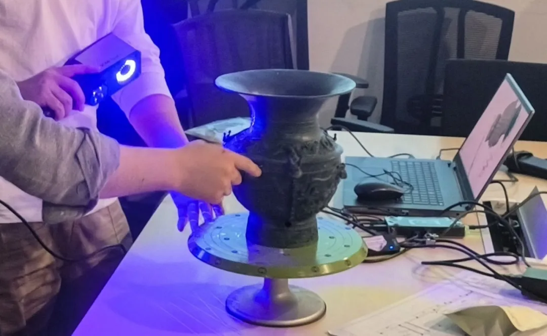 1741924986237213.png 2青铜器艺术品三维扫描现场.png